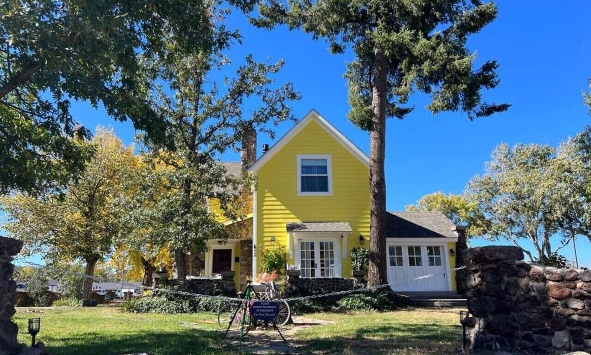 Williams House | Charming Downtown Historic Yellow House - Route 66 Retreat & Grand Canyon Nearby