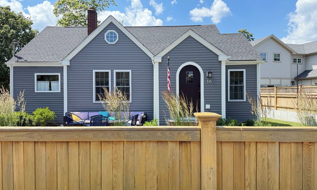 Jamestown Cottage | Charming & family friendly, walkable 3-bedroom cottage in Jamestown village
