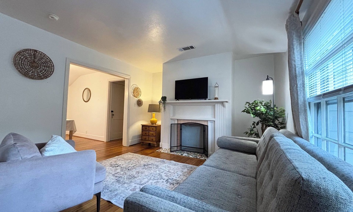 Leinkauf House | Charming Midtown Mobile Duplex 2-bedroom house in lovely Mobile with AC comfort