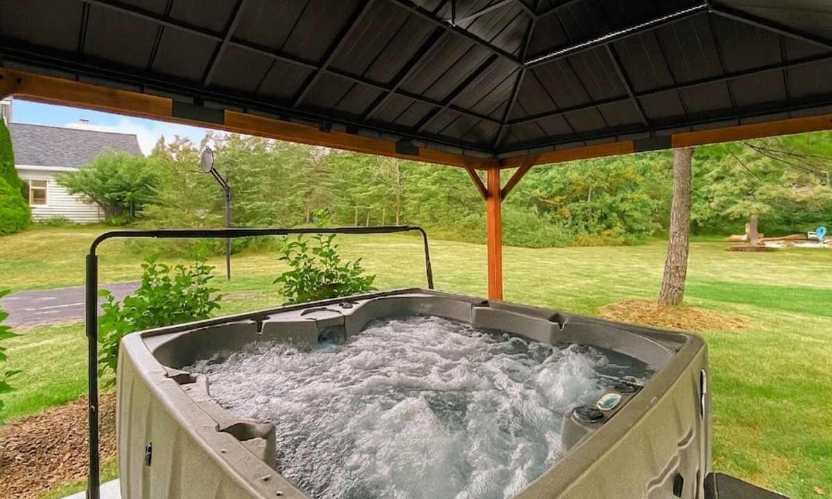 Sister Bay House | Charming Sister Bay Home | Backyard Oasis & HotTub