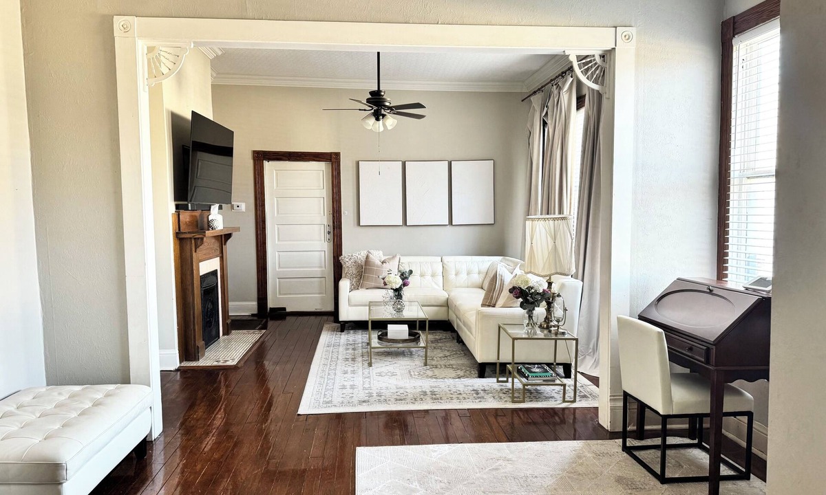 Baton Rouge Condo | Charming Spanish Town Chalet centrally located for Baton Rouge food and fun