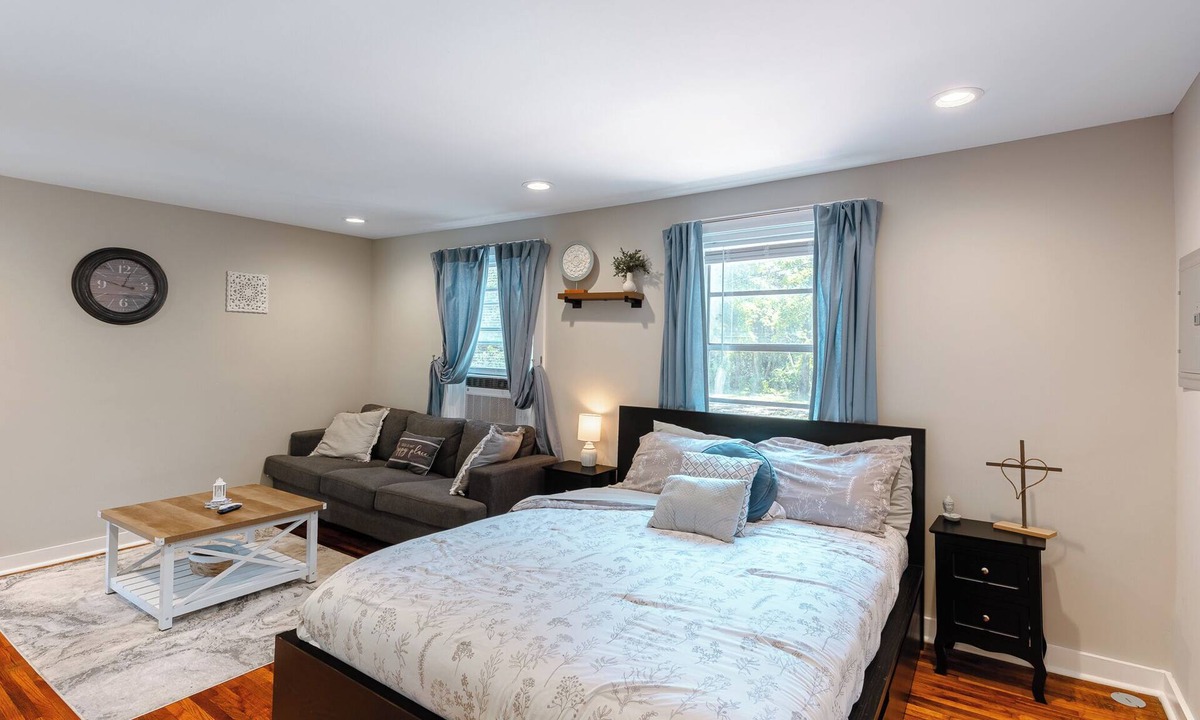 Washington Square Apartment | Charming studio in delightful Midtown Mobile with AC