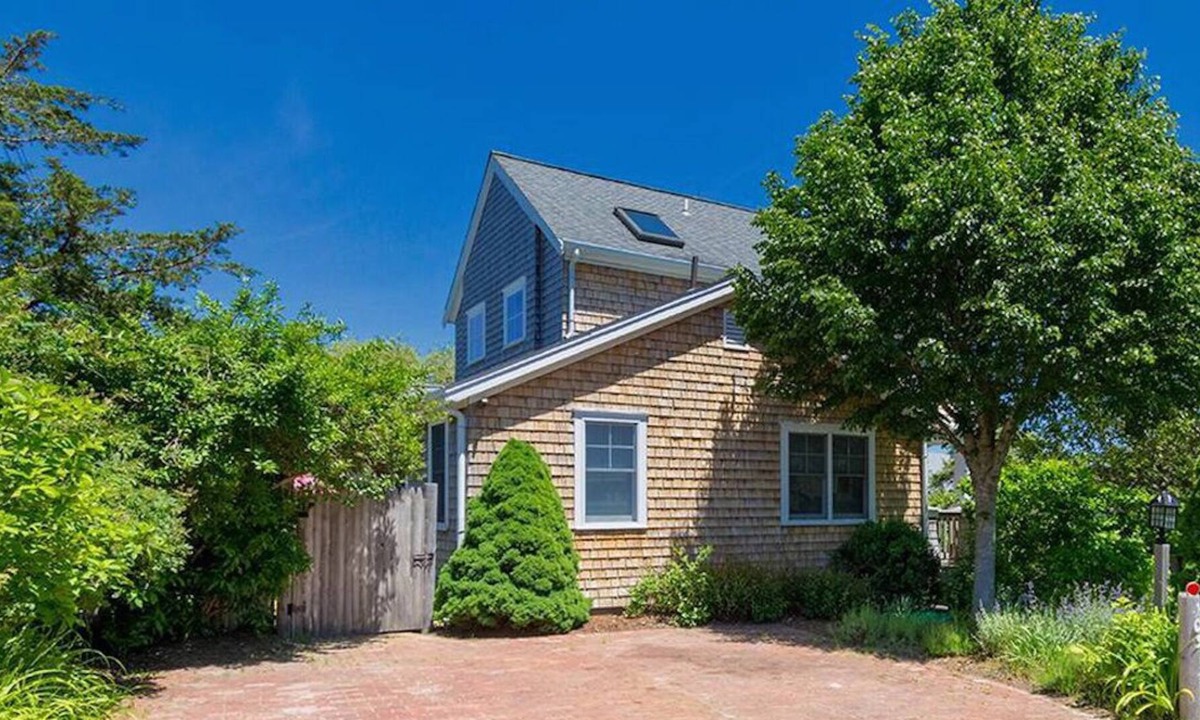 West Chatham House | Chatham’s Best - Enjoy a neighborhood close to town, beaches.
