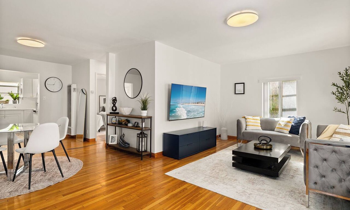 Sawtelle Apartment | Chic Brentwood Stay 1BR/1BA - Steps Wilshire w Parking & W/D