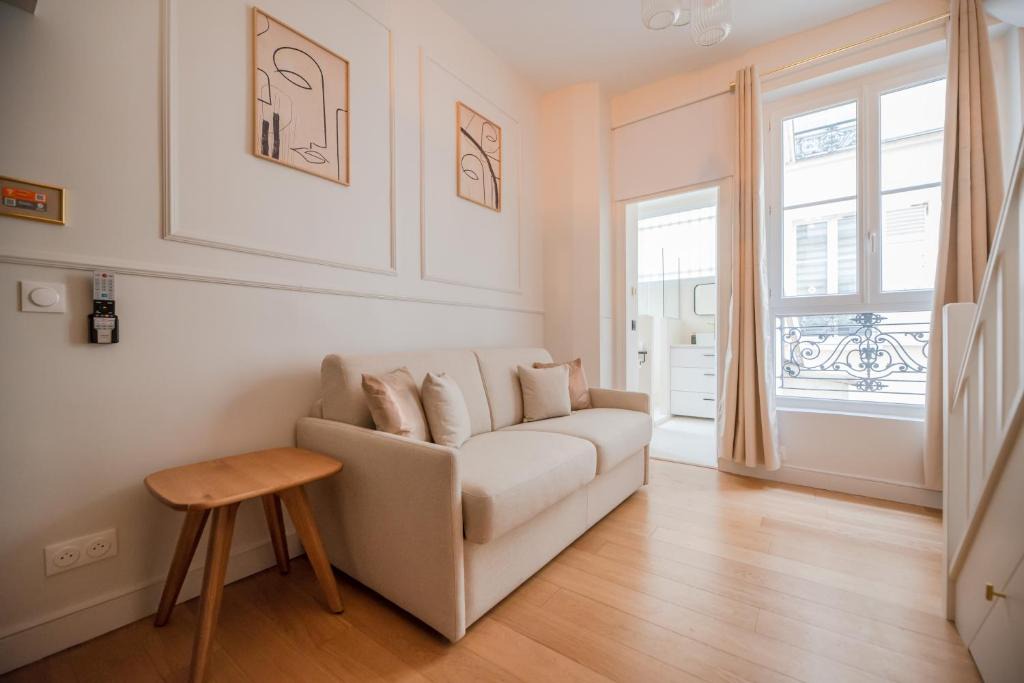 Ternes Apartment | CIA - Mezzanine Studio by Arc de Triomphe