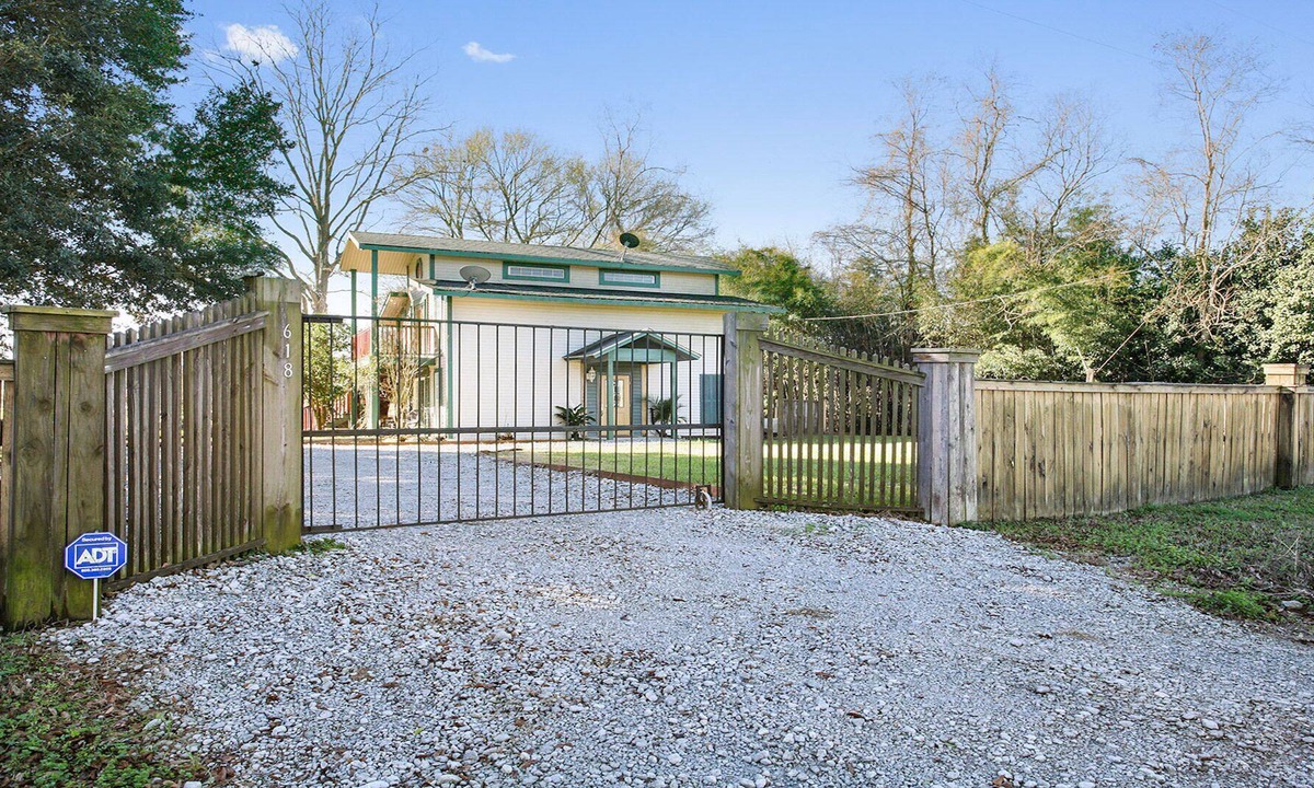 Sunset Apartment | Citified country and Close to Grand Coteau