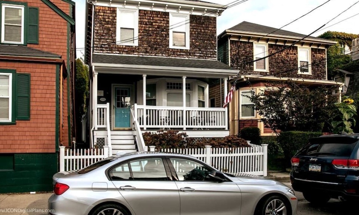 Yachting Village Cottage | Clean and bright downtown cottage on Newport's bustling Thames Street