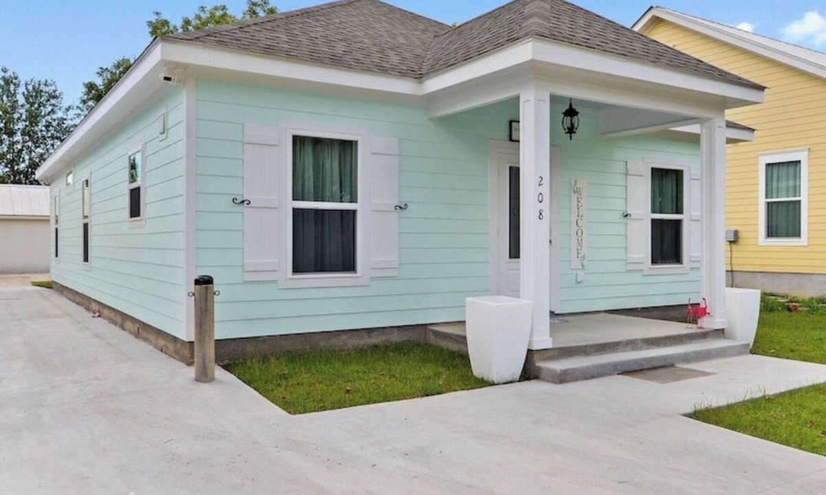 Old Town Cottage | Clean and comfortable 3bedroom 2 bath cottage near beach and olde town