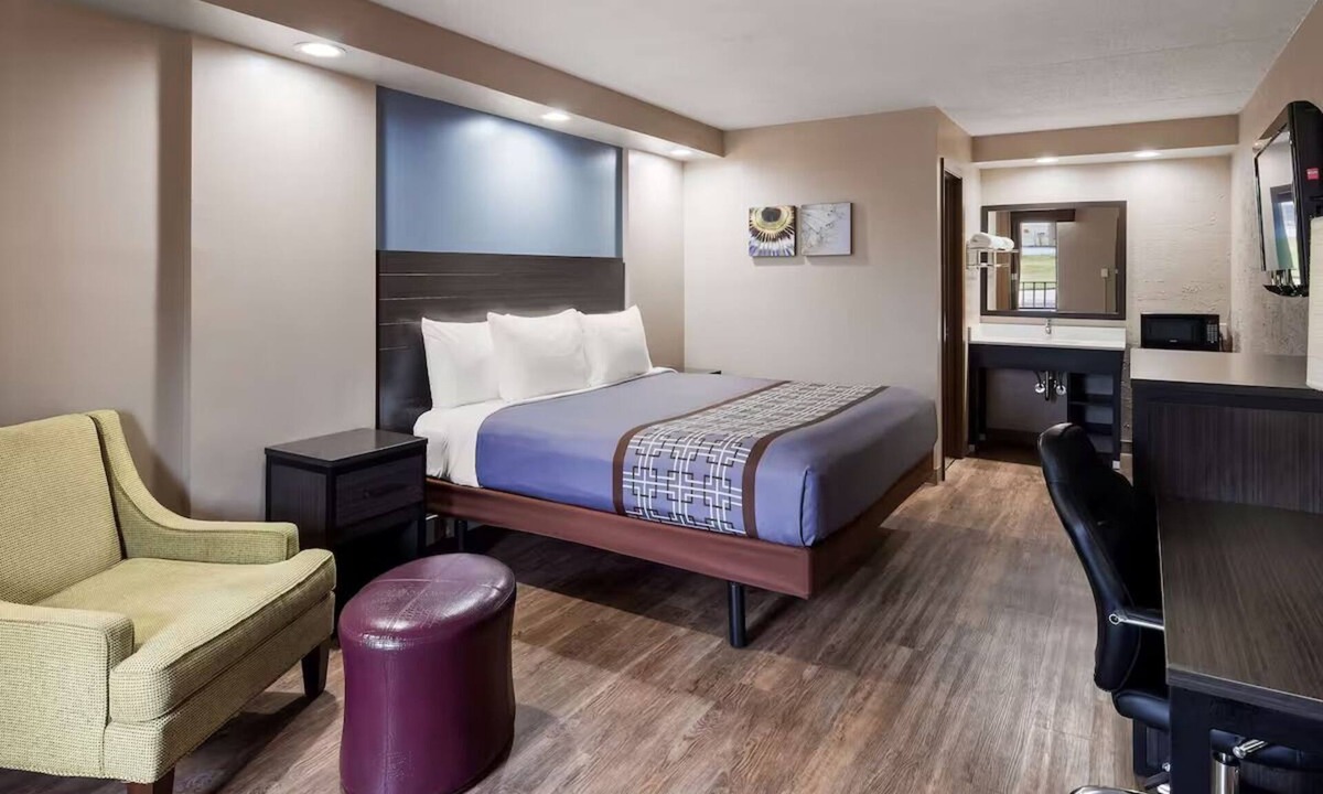 Jasper Hotel | Clean & Convenient Jasper Room Close to Restaurants, Shopping & Attractions