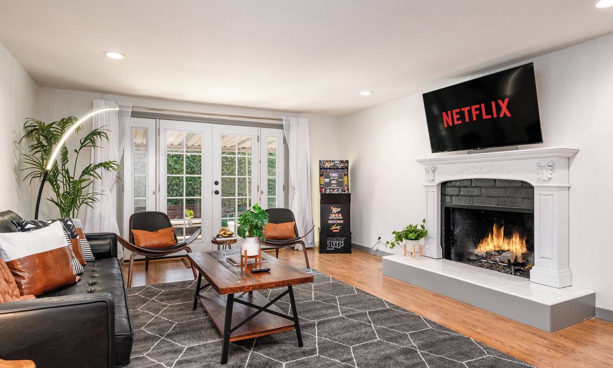 Fullerton House | CLOSE to Disney Cozy 4BR Entertainer + Arcade