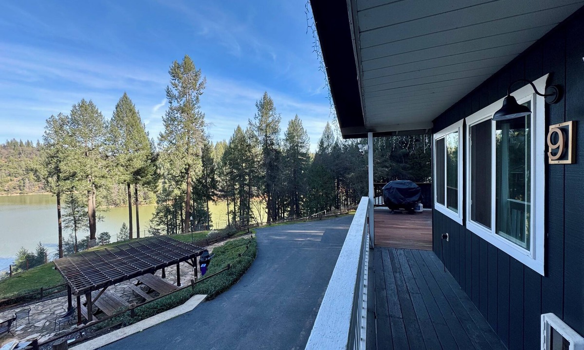Cedar Ridge Cabin | Cloud 9 - (Pet Free Cabin) AMAZING LAKE VIEWS