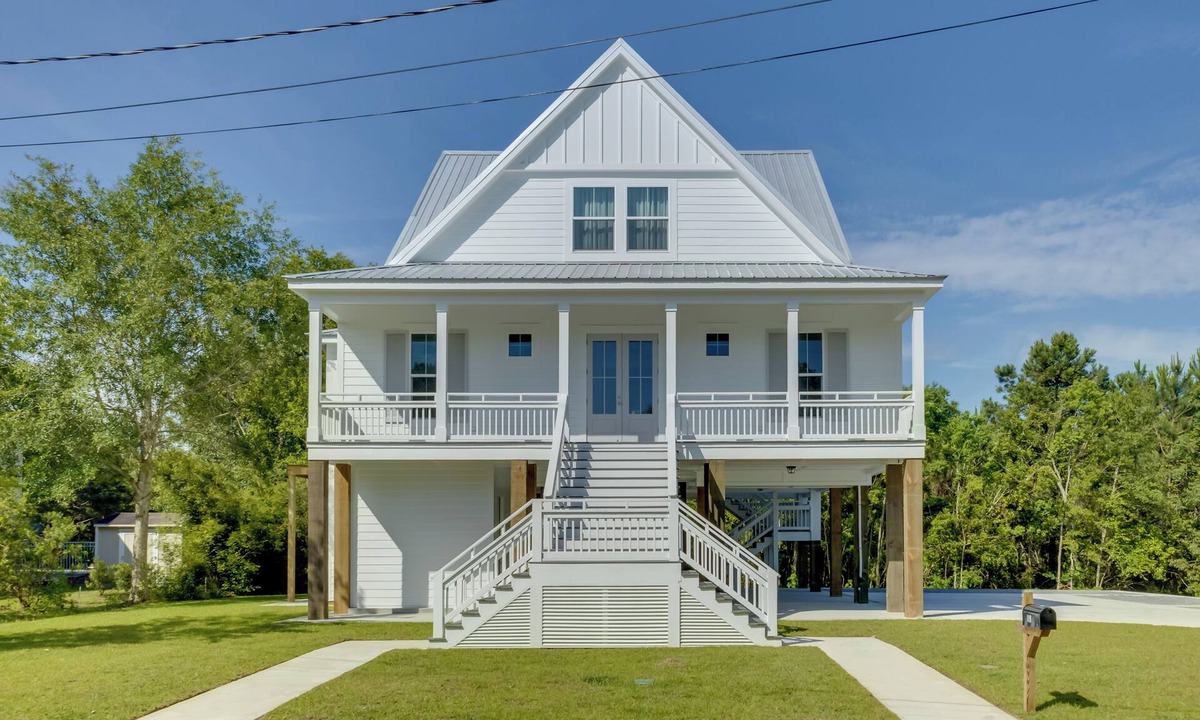 Waveland House | Coastal Waveland House 1/2 Block to Pub Beach