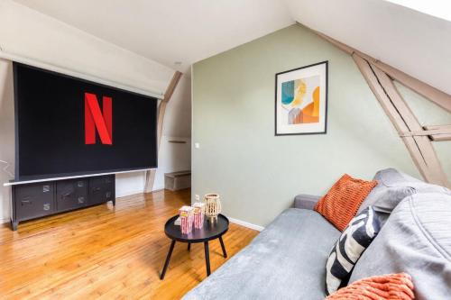 Clermont Apartment | Cocon Forestier - Home cinema- Netflix free - Proche aéroport Beauvais, Chantilly, forêt de Hez-Froidmont, parking public gratuit, Wifi & Netflix
