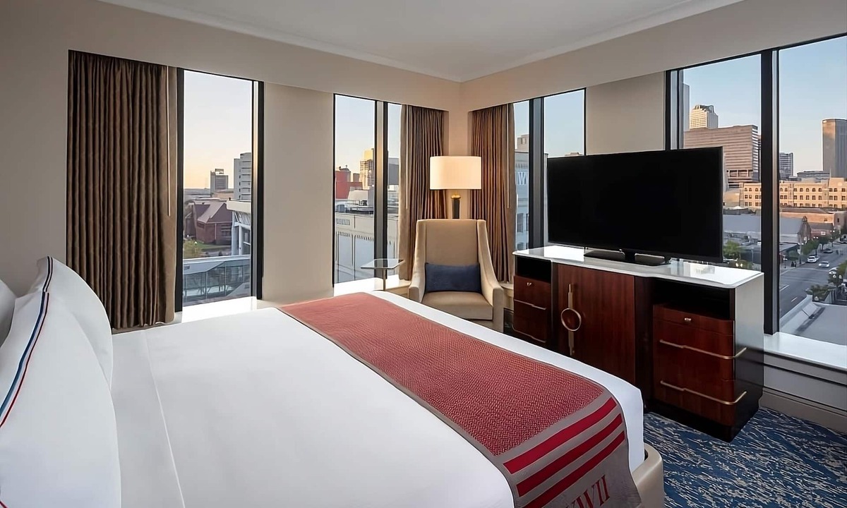 Arts/Warehouse District Hotel | Comfort and Convenience! Private Balcony, Onsite Parking, Near Clay Monument