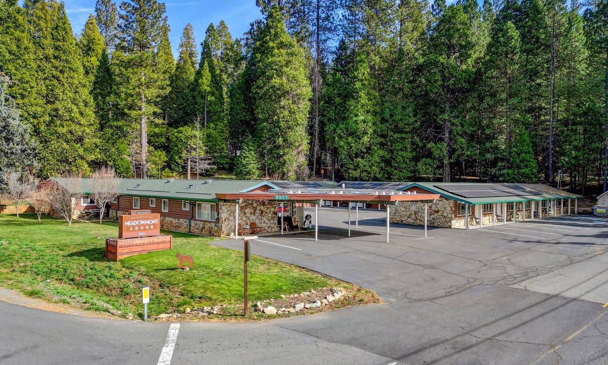 Glencoe Hotel | Comfortable Lodge Room 7 with Extra Amenities (queen, no pets)