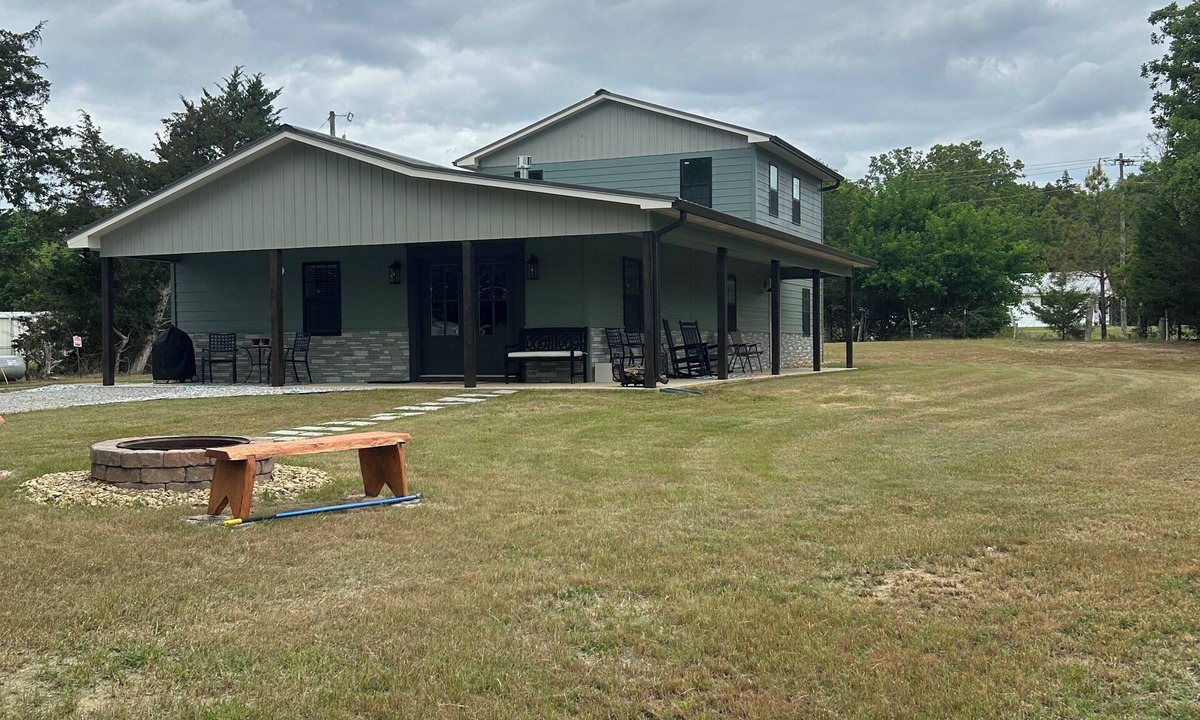Starkville House | Comfortable retreat minutes away from MSU. Great for Game Days & Family Getaway
