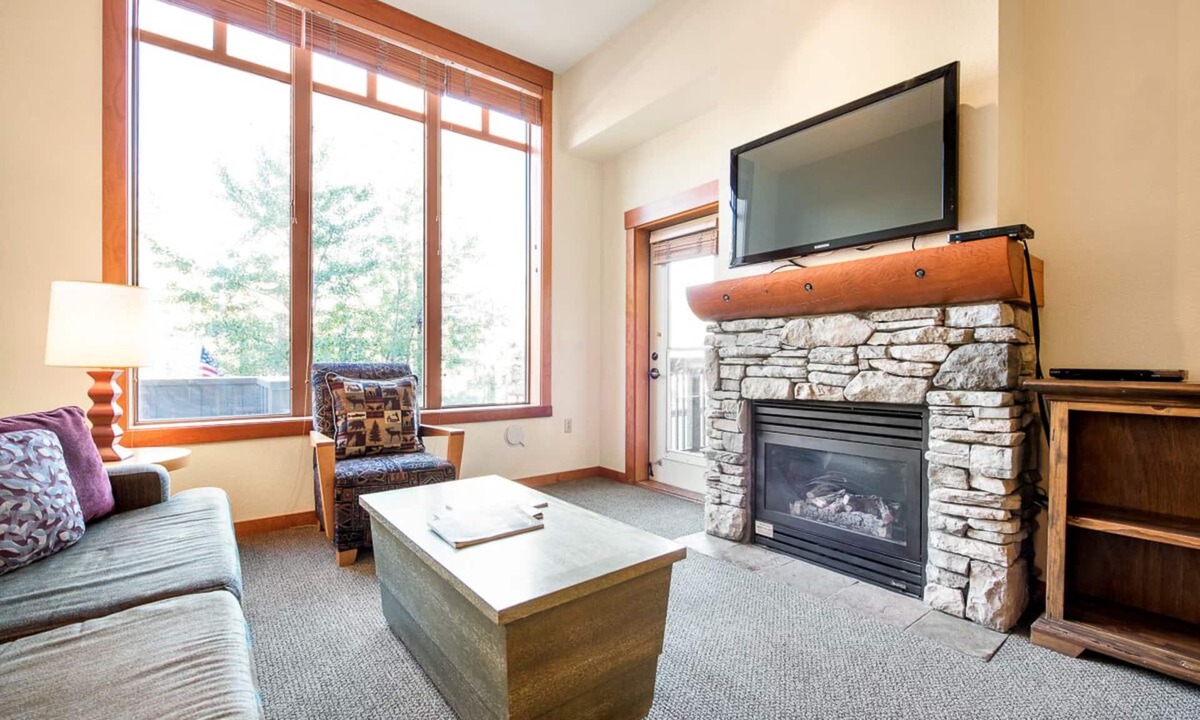 Mammoth Lakes Condo | Condo at White Mountain Lodge with Views! Steps to the Gondola!