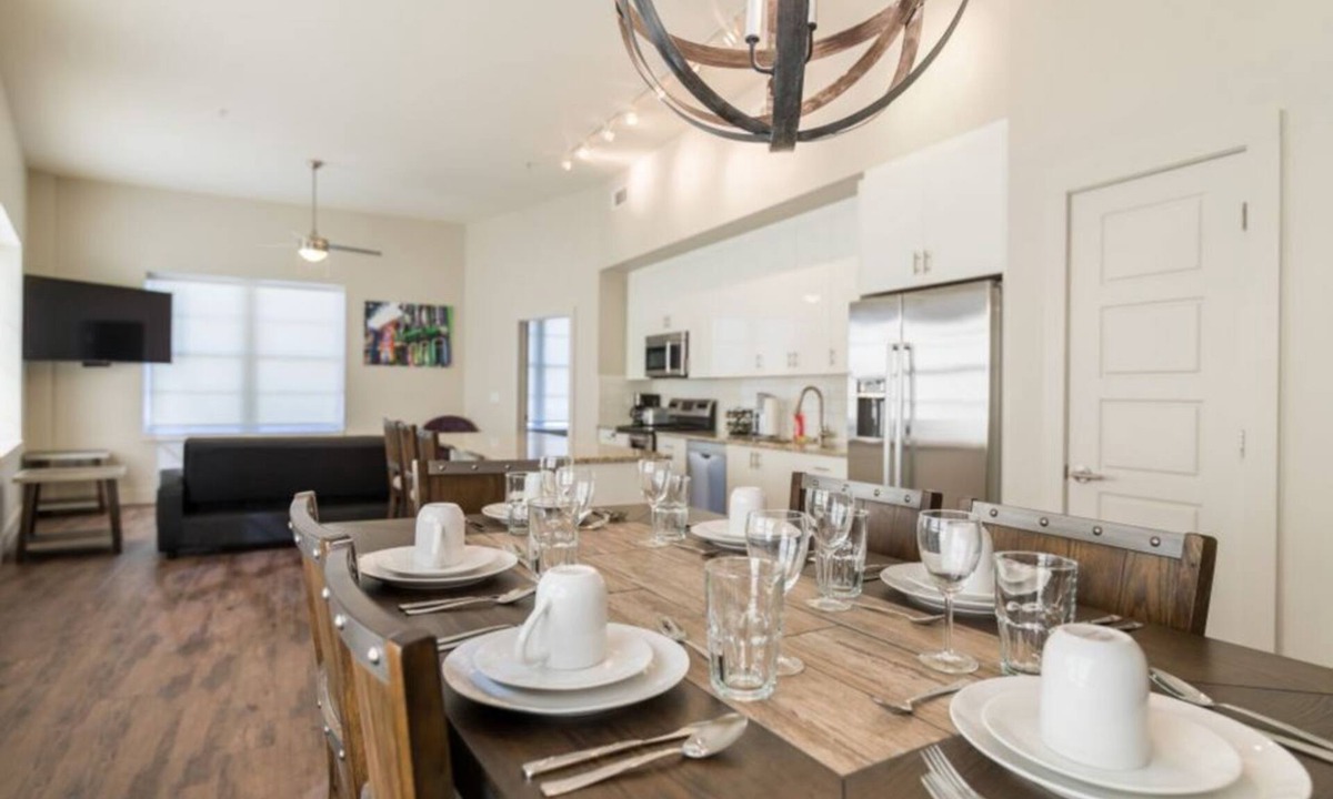Central Business District Hotel | Contemporary Condo near Local Attractions