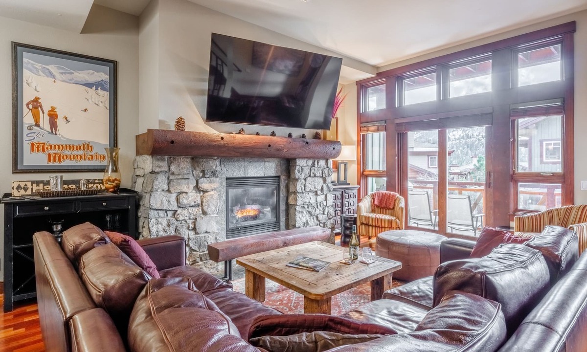Mammoth Lakes House | Contemporary Ski Townhome! Private Hot Tub! Close to Eagle Lodge!