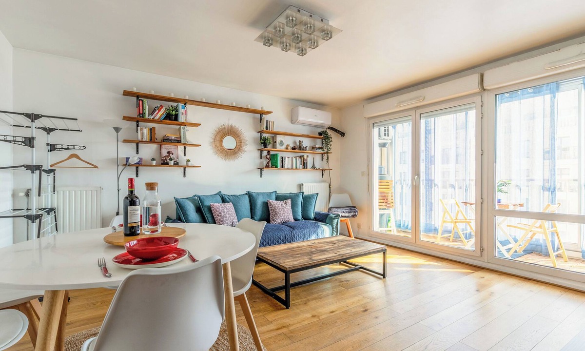 Saint-Ouen Apartment | Cosy Family Apt - 6 People/2BR - Parking - A/C