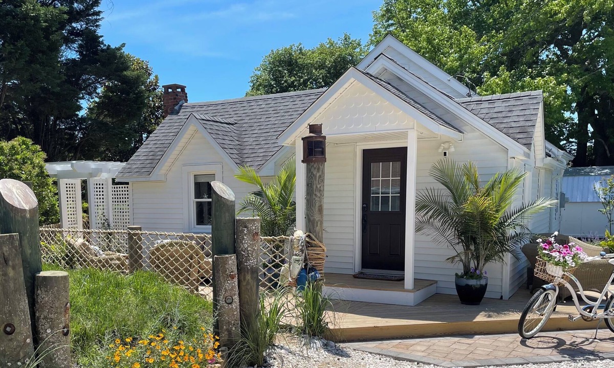 Chincoteague Cottage | COTTAGE BLUEFISH on Chincoteague Island! A cozy island getaway -NEW REMODEL