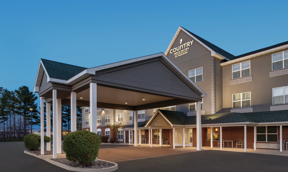 Marinette Hotel | Country Inn & Suites by Radisson, Marinette, WI