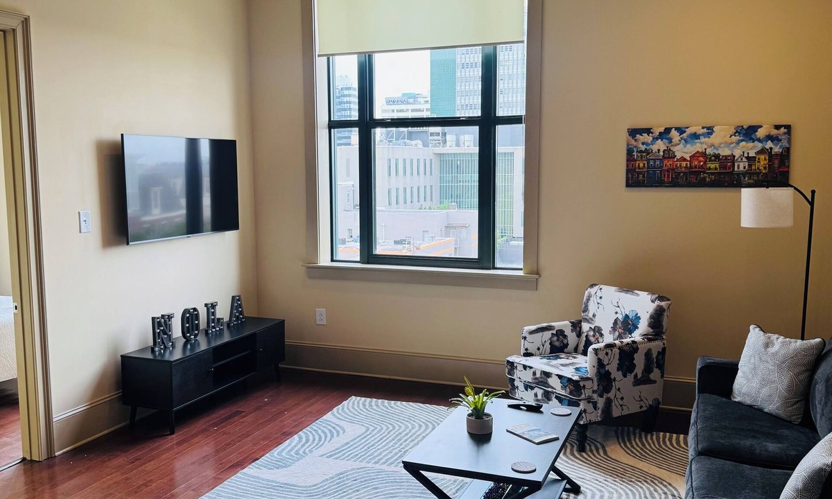 Central Business District Apartment | Cozy 1-bedroom apartment in amazing New Orleans with AC, fitness room