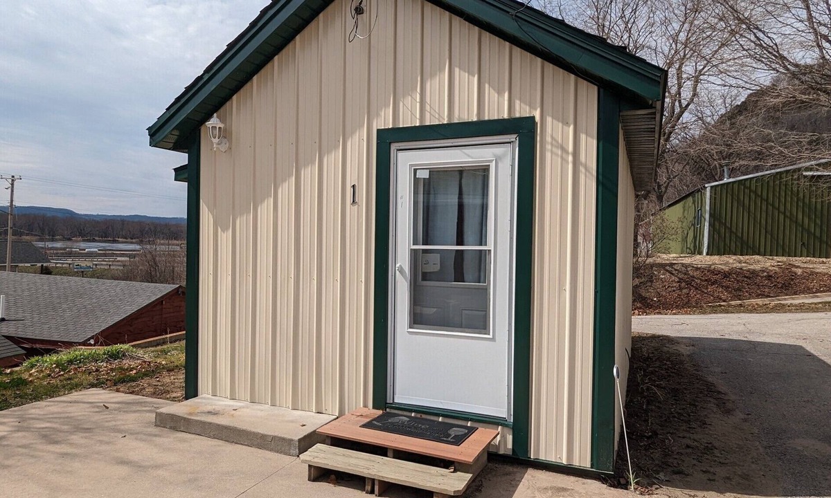 De Soto Cabin | Cozy 1 room cabin in De Soto!