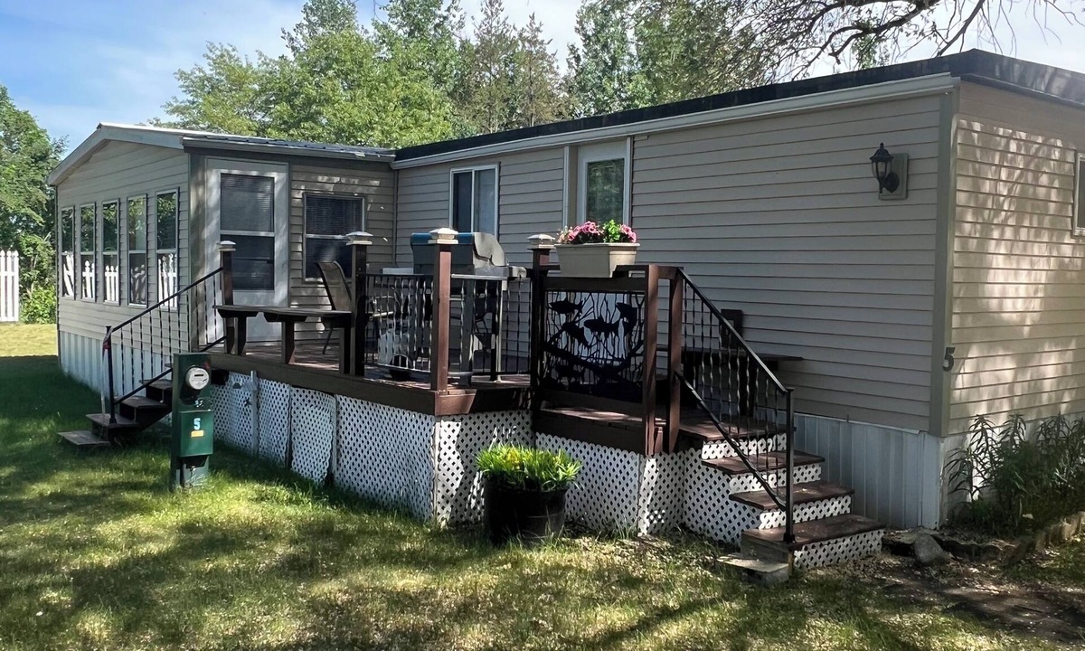 Cass Lake Cabin | Cozy 2-bedroom cabin on Cass Lake. Walking distance to the marina.