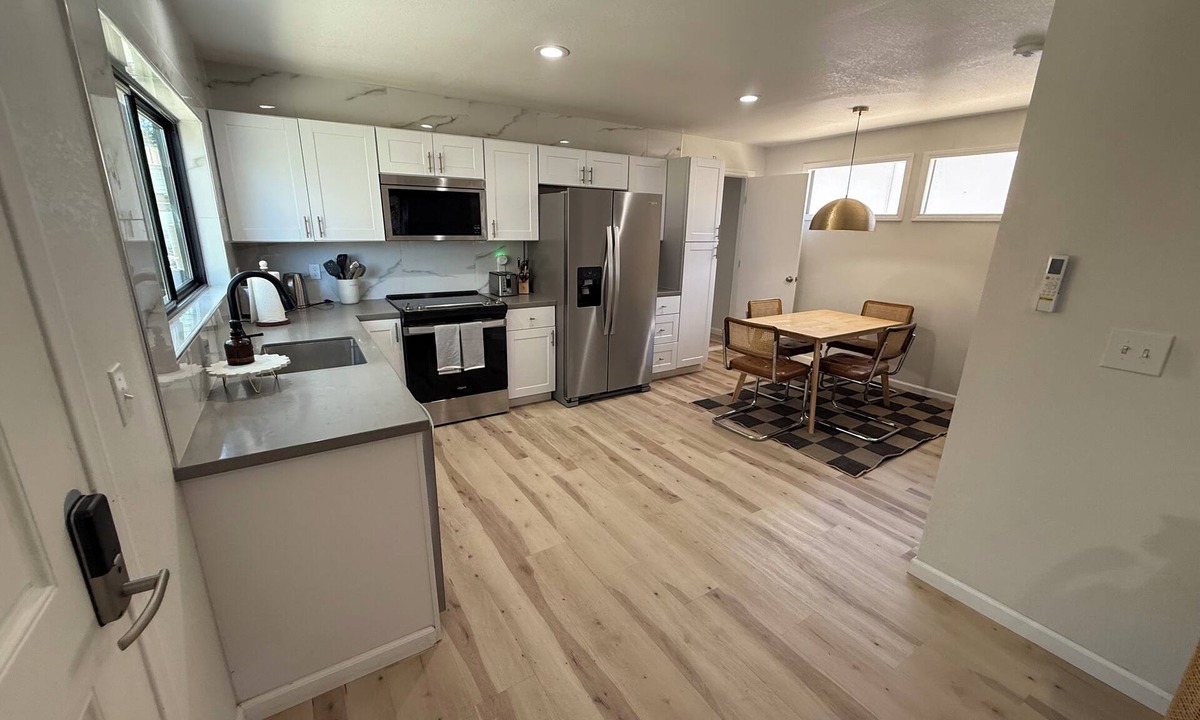 West Bishop House | Cozy 2-bedroom house in downtown Bishop, walkable to shops, movies, restaurants!