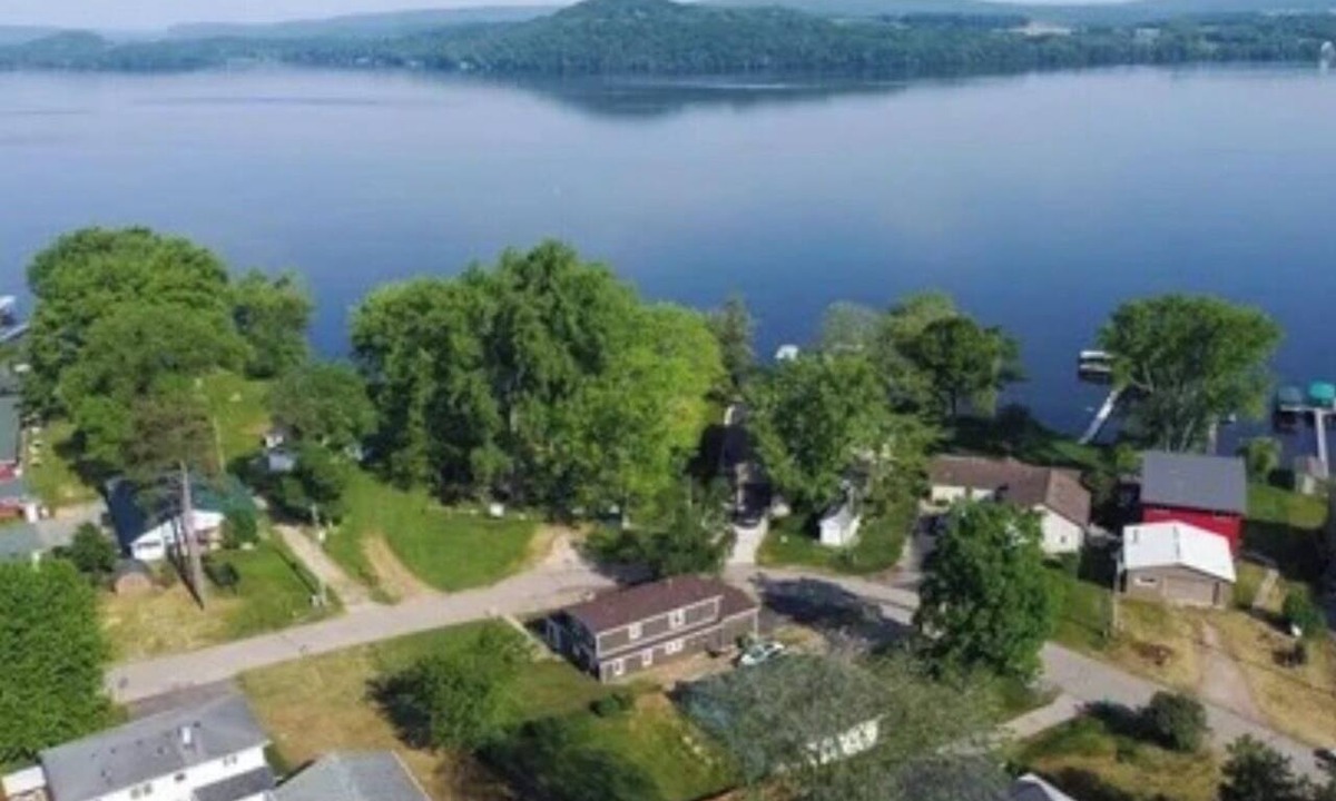 Poynette House | Cozy 2-bedroom lake view house in charming Poynette with AC