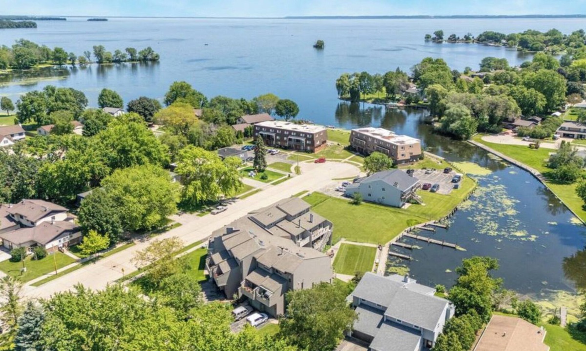Oshkosh Condo | Cozy 3-br Oshkosh condo on Lake Winnebago canal. EAA, Lifest, XRoads