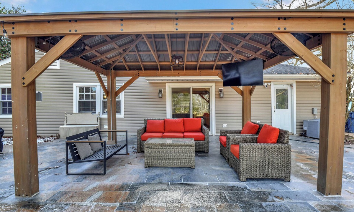 Fairfax House | Cozy 4-BR Getaway :Private yard, Gazebo & Grill,