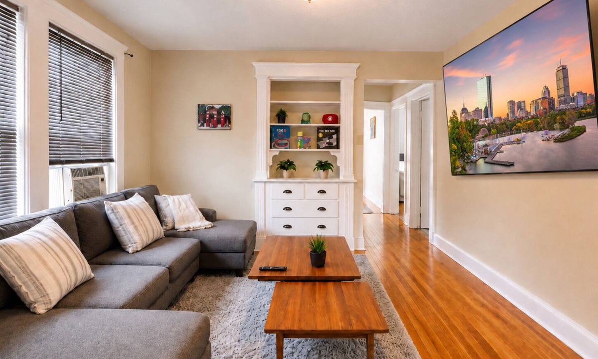Medford Apartment | Cozy 4BR Near Tufts 15 from Boston Driveway & AC