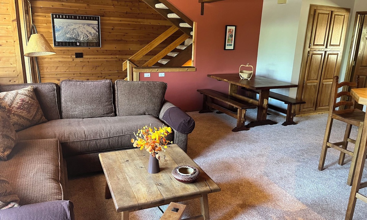 Mammoth Lakes Condo | Cozy Cabin Feel Condo! Ideal Location On A Quiet Cul De Sac 5% WEEKLY DISCOUNT