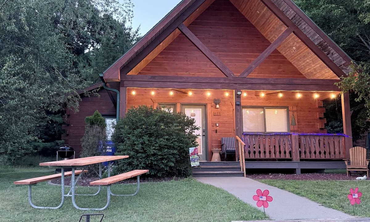 Warrens Cabin | Cozy, clean,and welcoming 3-bedroom cabin next to Three Bears Resort in Warrens