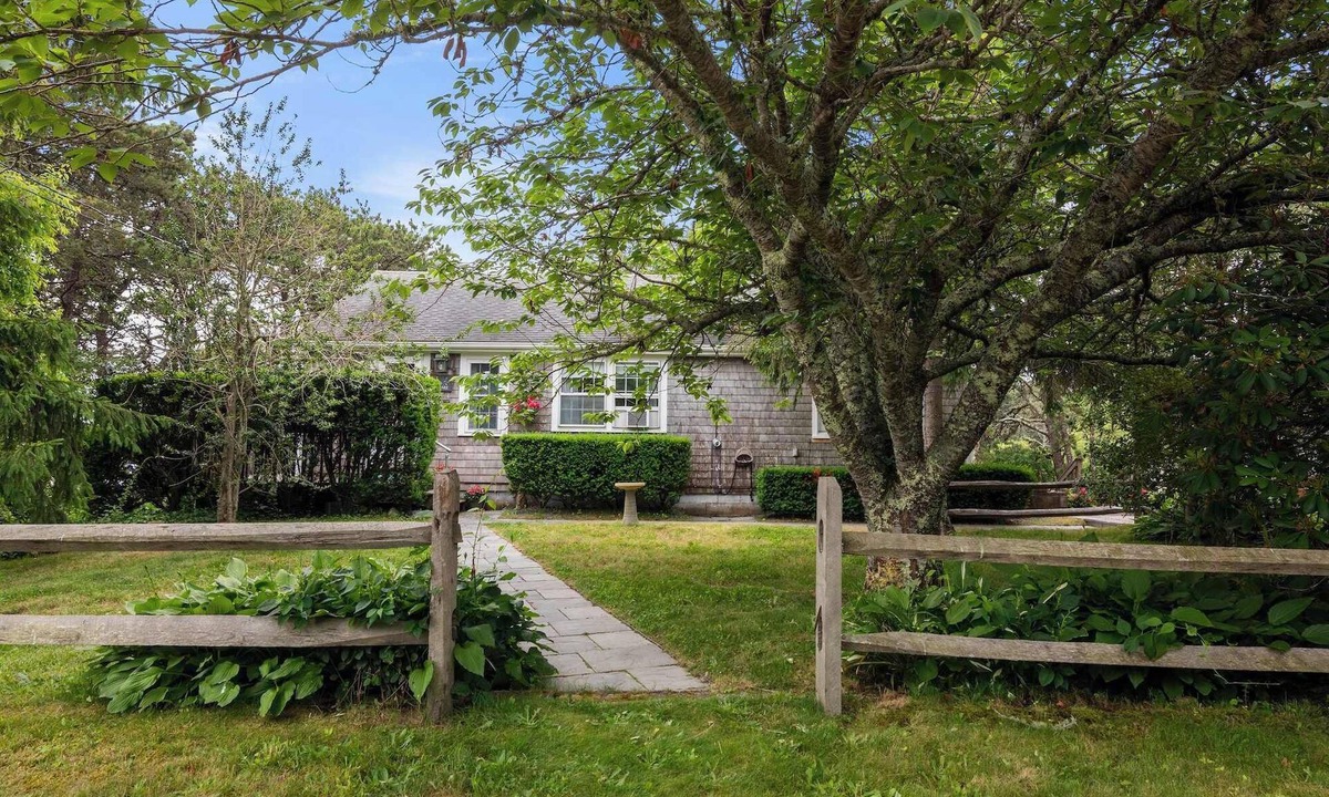 East Orleans House | Cozy Cottage Walk to Nauset Beach!