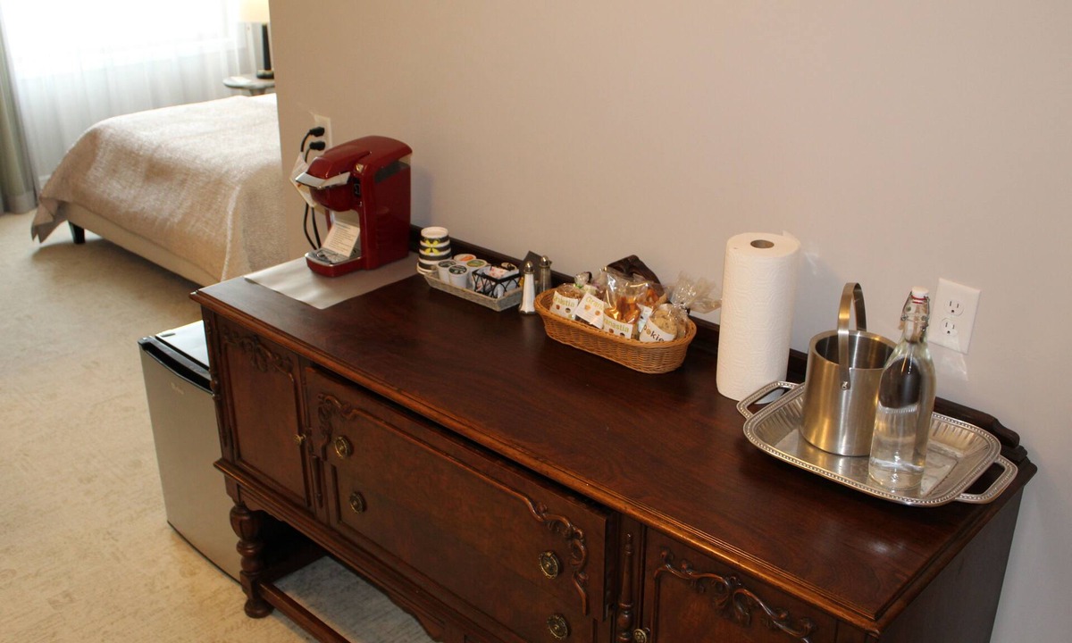 Edina Hotel | Cozy Deluxe Queen Room in Minneapolis Boutique Hotel