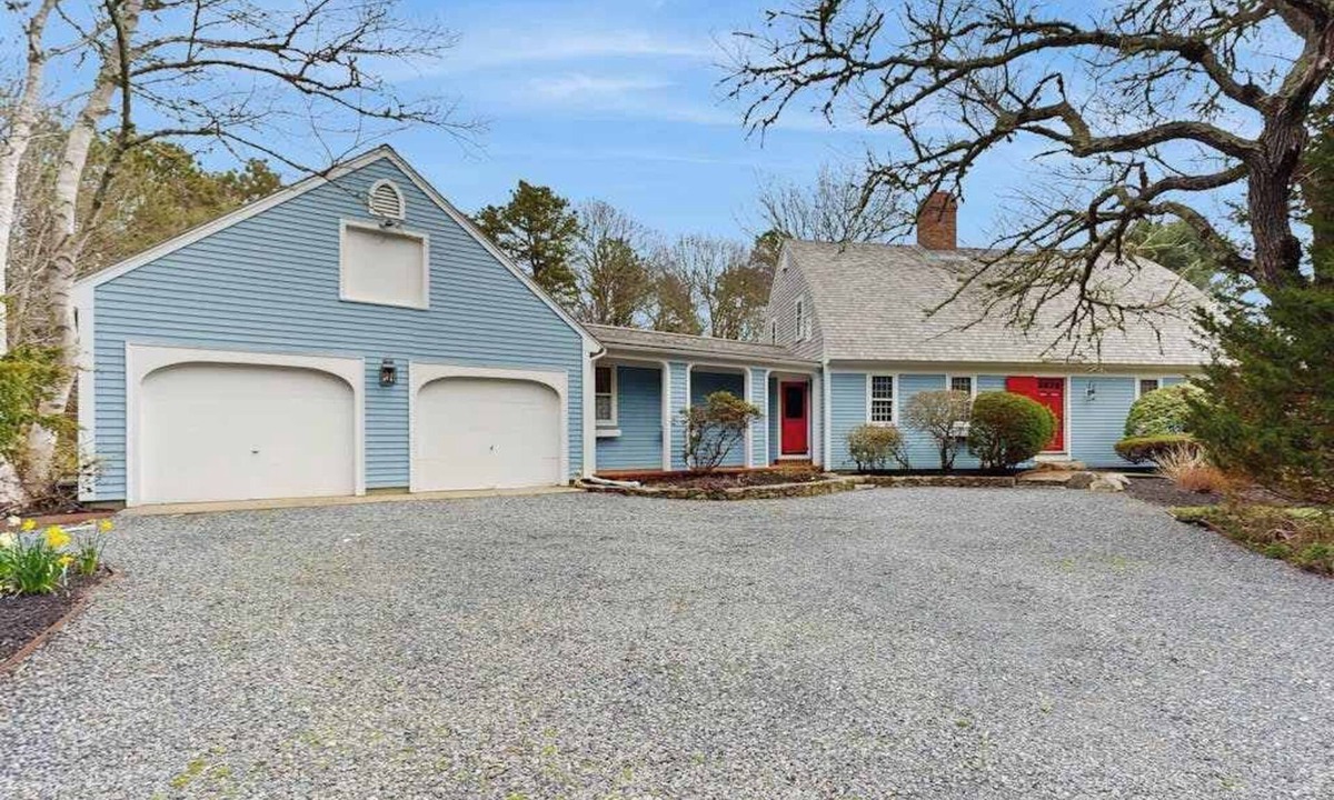 Brewster House | Cozy family retreat with kayaks, board games, AC, and beach access