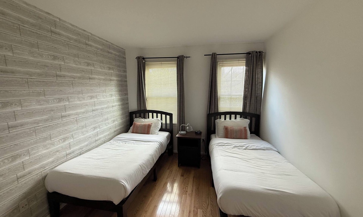 Montgomery Village House | Cozy Gameroom 4BR/3b Townhouse by the Lake - Gaithersburg, Maryland