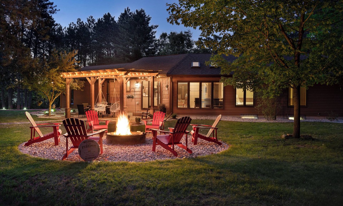 Wisconsin Dells House | Cozy Home Away From Home In Dells with Hot Tub and Firepit