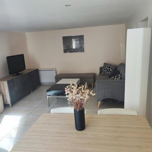 Orgerus House | Cozy house, small garden and parking, train station on foot