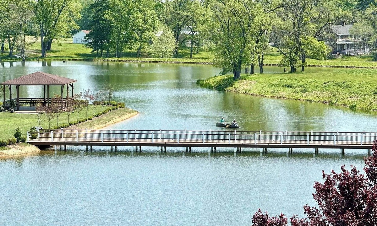 Purcellville Bed & Breakfast | Cozy Lakefront 1 BR 1 Full Bath w/Private Island Access & Breakfast Included