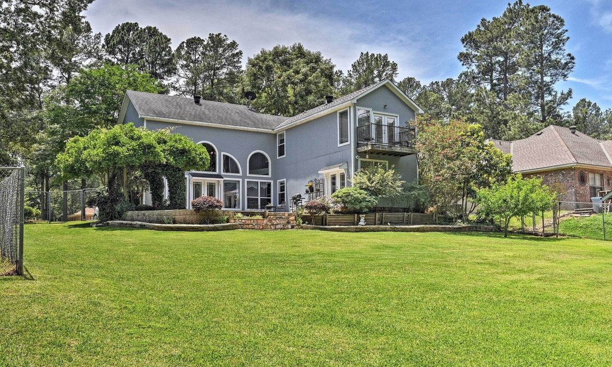 Benton House | Cozy Lakefront Benton Home ~ 20 Mi to Shreveport!