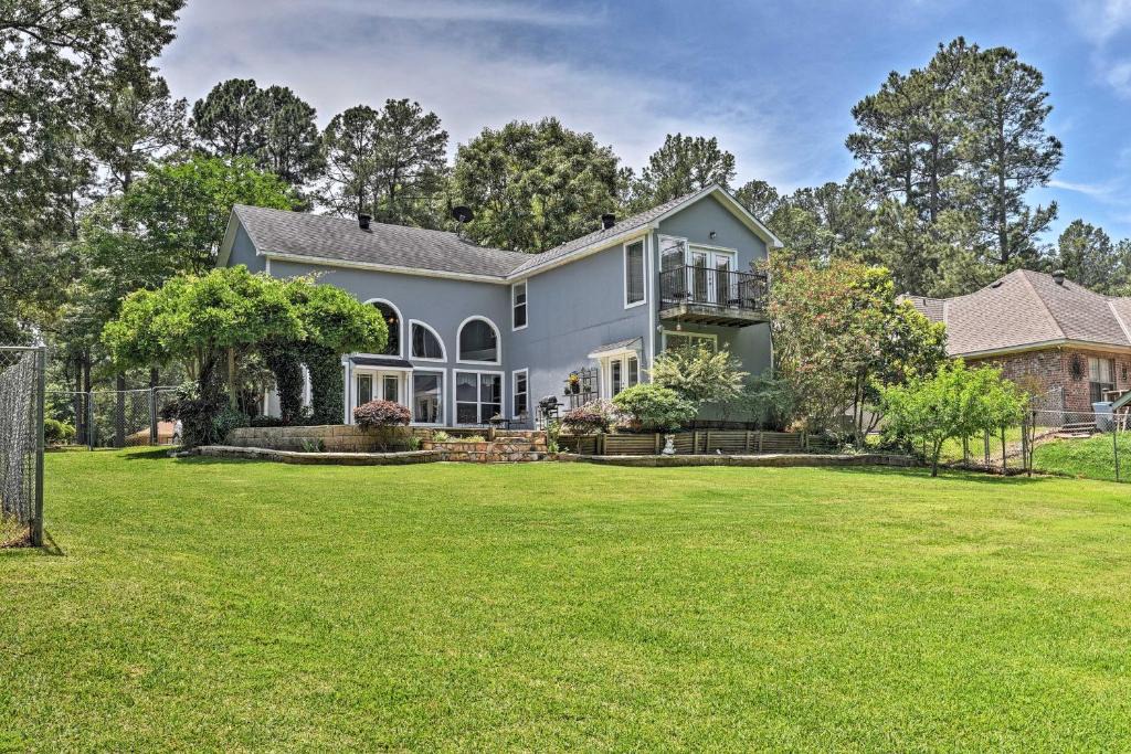 Benton House | Cozy Lakefront Benton Home ~ 20 Mi to Shreveport!