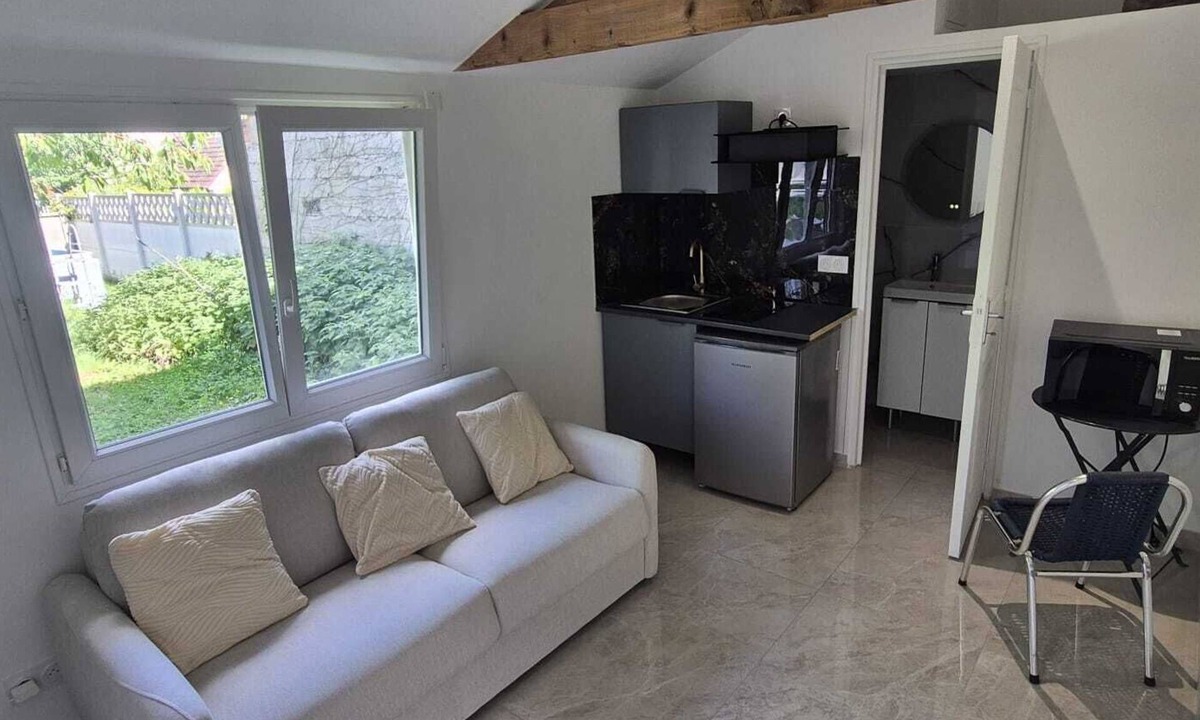 Villeneuve-le-Roi Apartment | Cozy private studio 15 min from Orly Airport & 15 min from Paris (RER C)