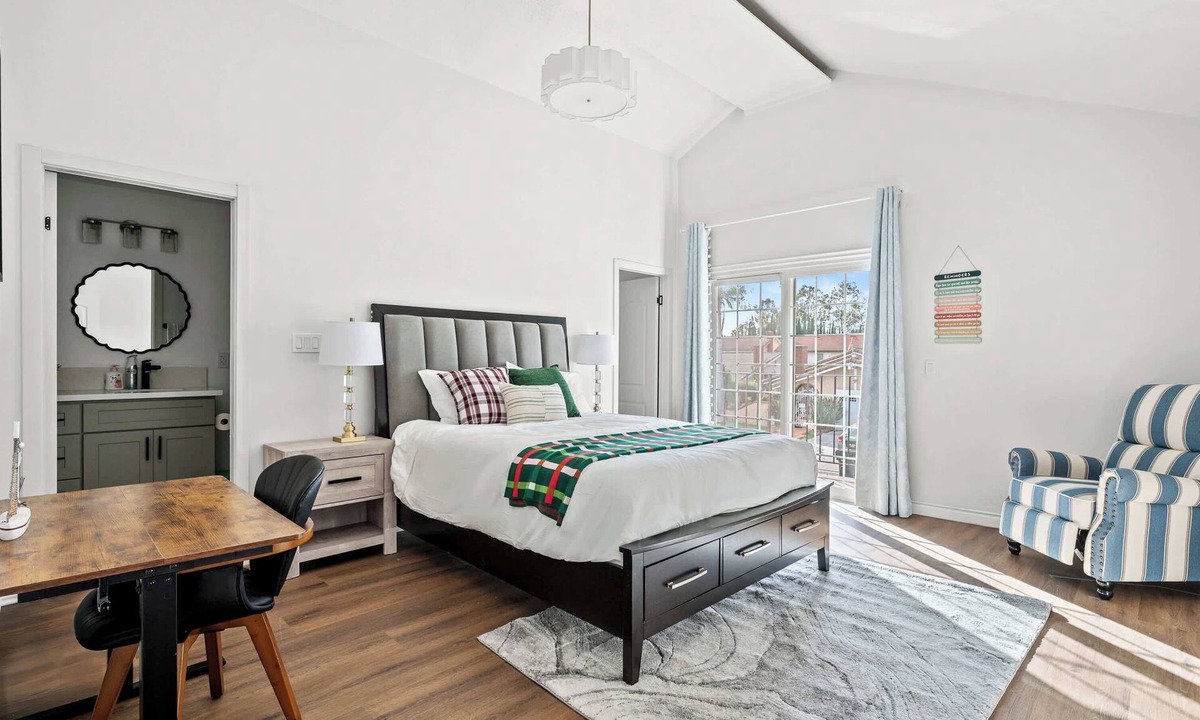 Norwalk House | Cozy Queen Suite Private Bright Stay Great Value