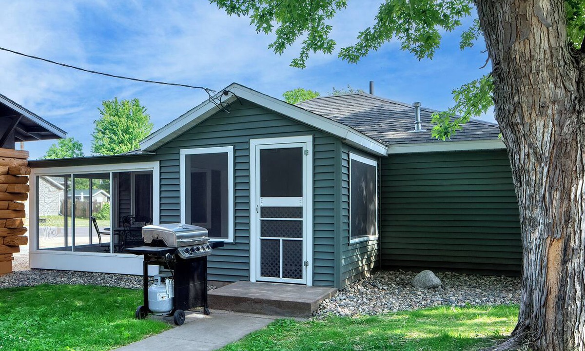 Buffalo City Cabin | Cozy River Cabin w/Screened Porch & Fire Pit