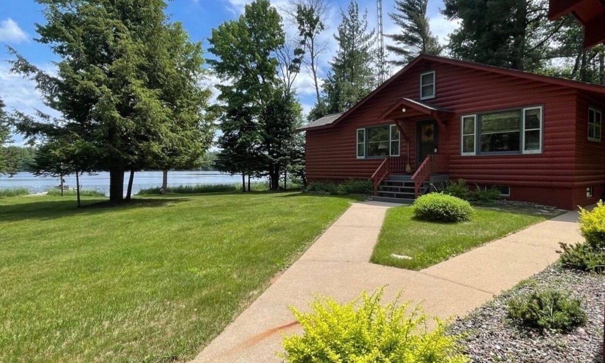 Land O Lakes House | Cozy Secluded Lakefront Cabin | Private, Fishing & Snowmobile | Near Eagle River