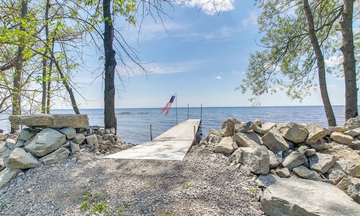 Abrams Cabin | Cozy Waterfront Home on the Bay of Green Bay!